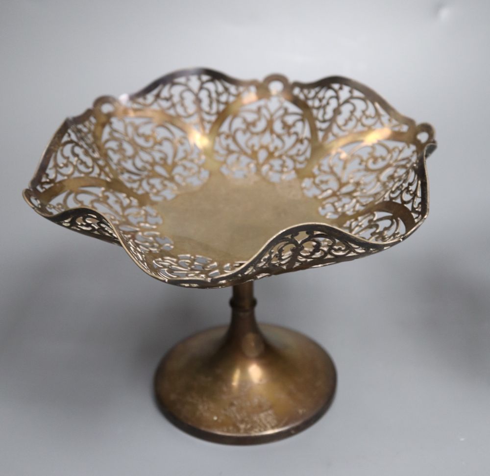 A pair of George V pierced silver tazzas, Birmingham, 1923, height 14.3cm, 16.5oz.